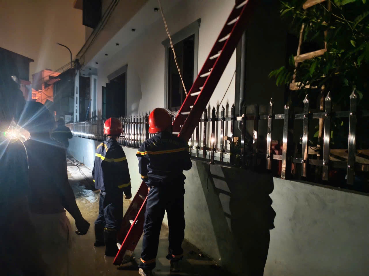 Phòng Cảnh sát PCCC và CNCH: Cứu an toàn 4 người ra khỏi đám cháy